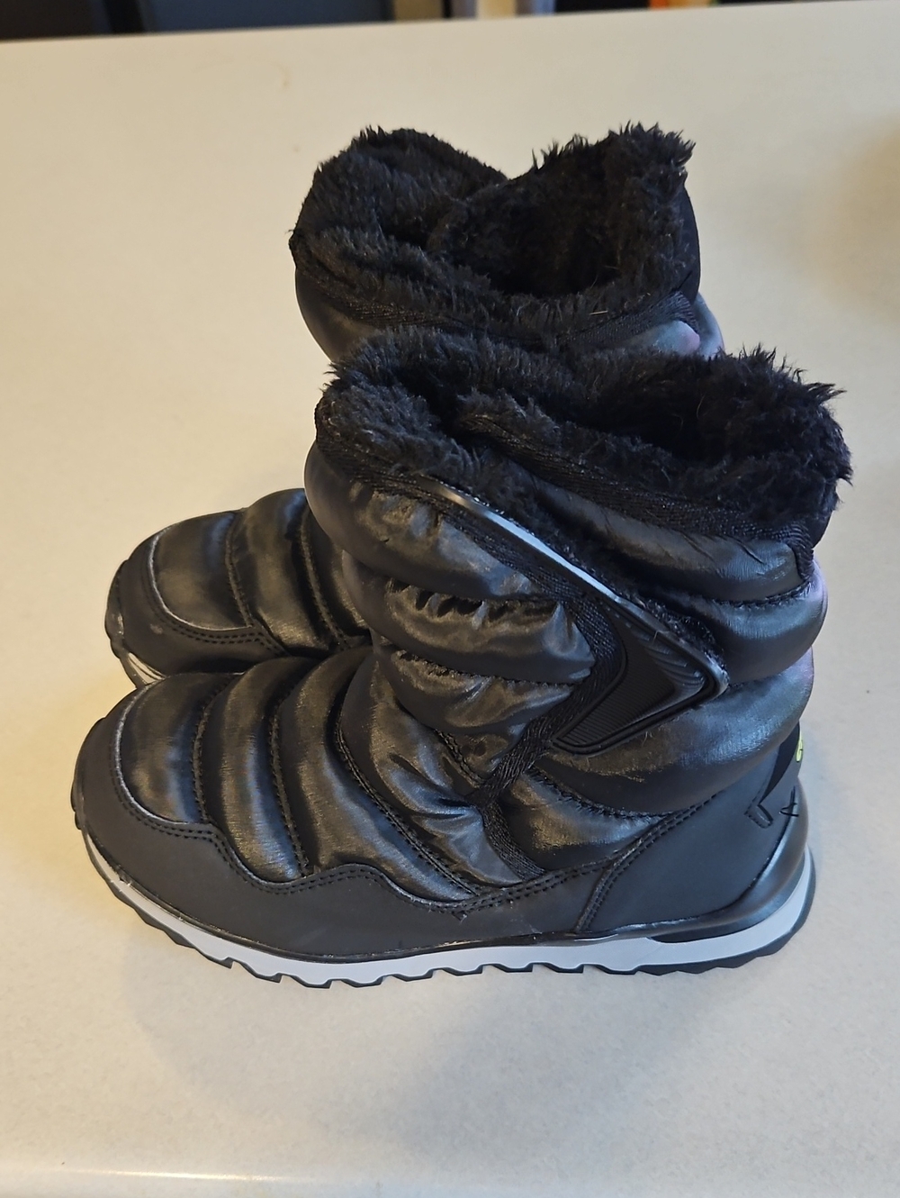 Black Snowboots